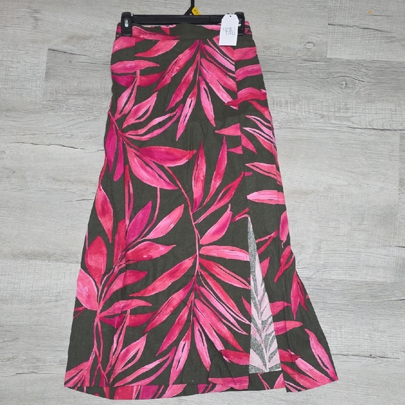 Time and Tru Dresses & Skirts - NWT Pink Leaf Patterned Women's Skirt- Size Large (12-14)